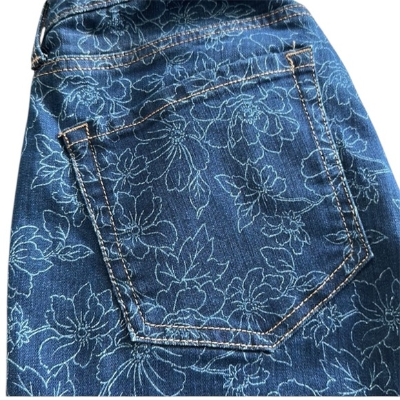 Capri jeans

Charter Club Bristol Capri jeans, size 10, floral pattern - Picture 3 of 9